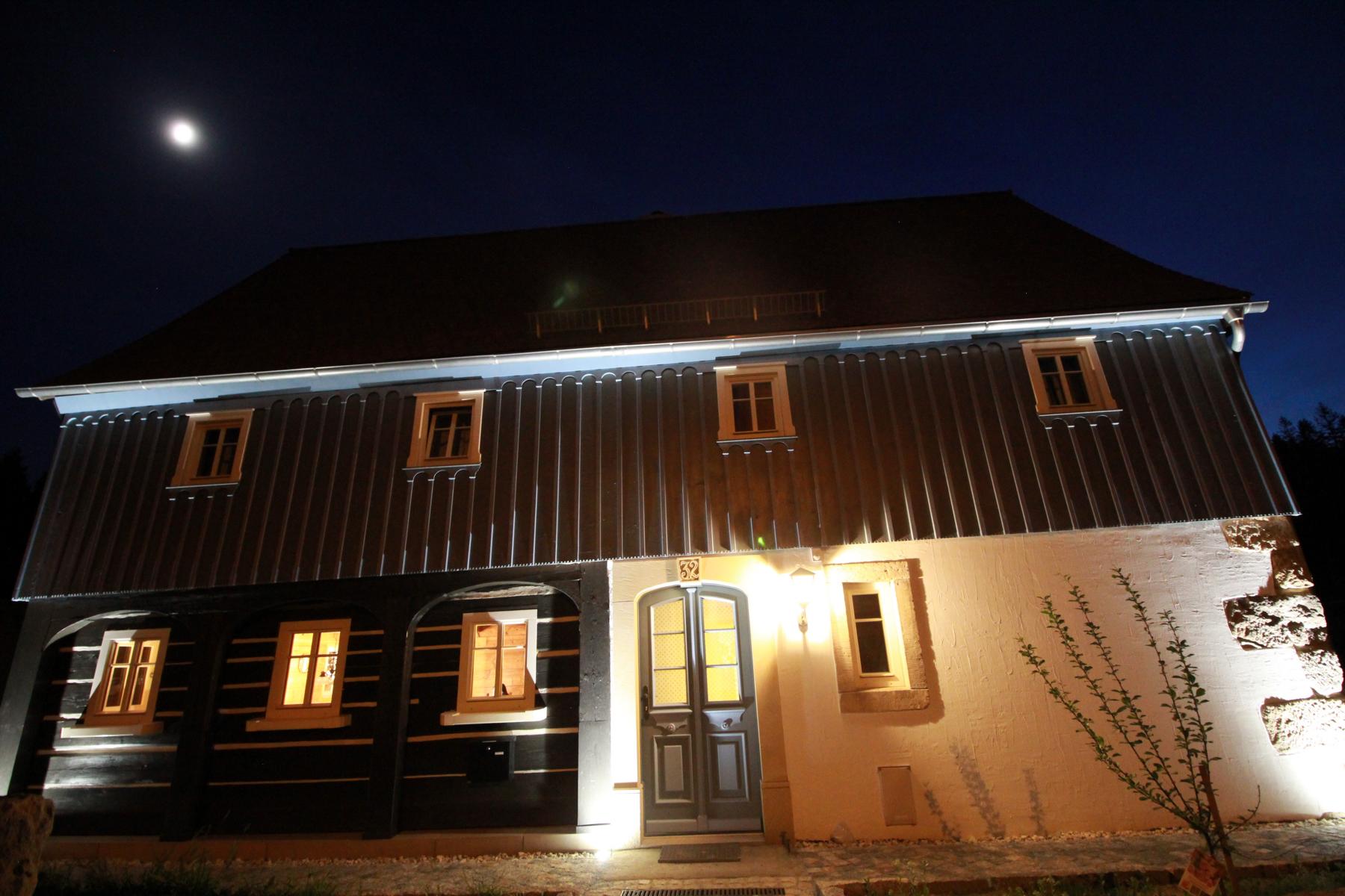Umgebindehaus bei Nacht beleuchtet